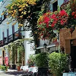 Cozy 2-bed 2-bathroom In Town Centre *