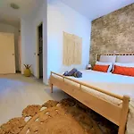 Cozy 2-bed 2-bathroom In Town Centre *