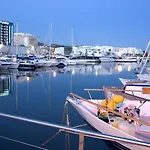 Cozy 2-bed 2-bathroom In Town Centre *