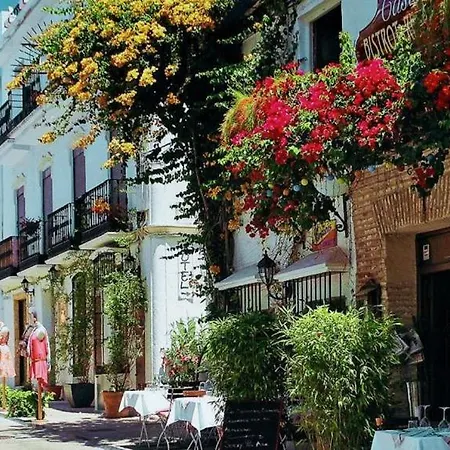 Cozy 2-bed 2-bathroom In Town Centre *