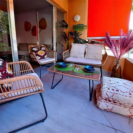 Cozy 2-bed 2-bathroom In Town Centre Lejlighed