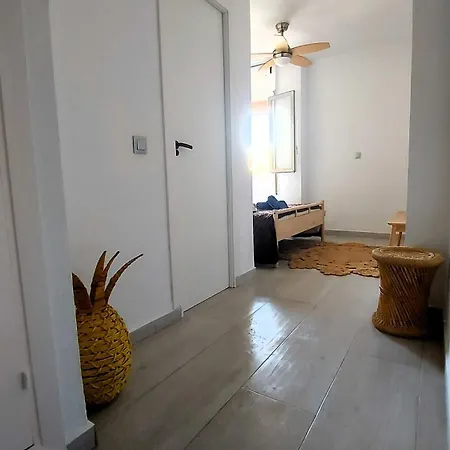 Cozy 2-bed 2-bathroom In Town Centre Lejlighed