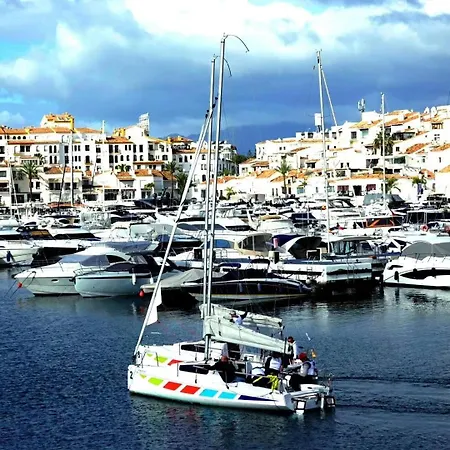 Cozy 2-bed 2-bathroom In Town Centre Lejlighed