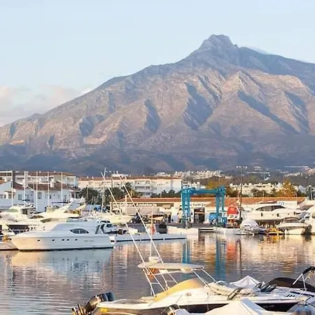 Cozy 2-bed 2-bathroom In Town Centre *