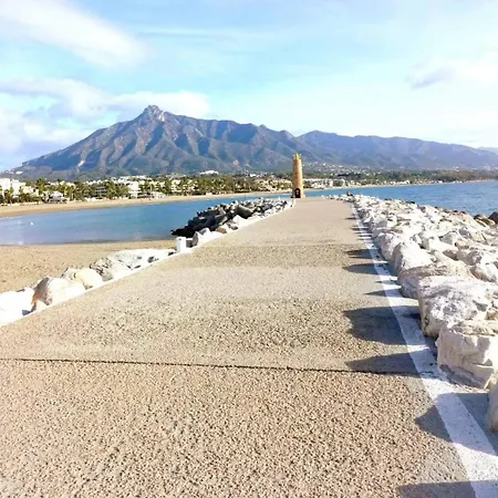 Cozy 2-bed 2-bathroom In Town Centre Lejlighed