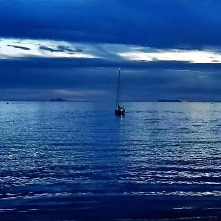 Cozy 2-bed 2-bathroom In Town Centre Lejlighed *