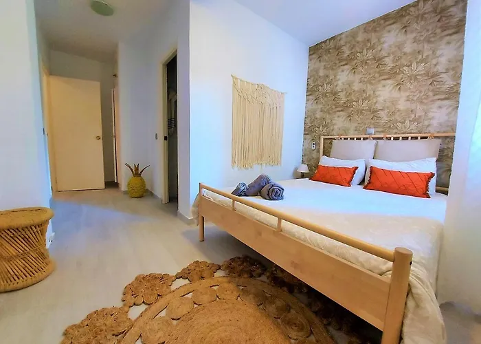 Cozy 2-bed 2-bathroom In Town Centre *