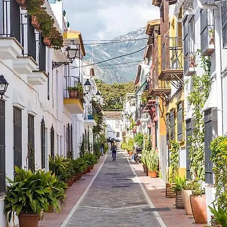 Cozy 2-bed 2-bathroom In Town Centre