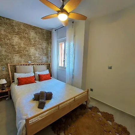 Cozy 2-bed 2-bathroom In Town Centre *