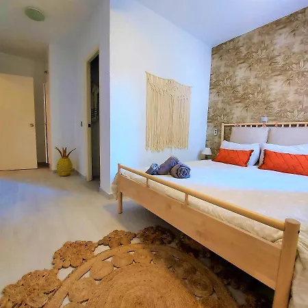 Cozy 2-bed 2-bathroom In Town Centre *