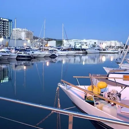 Cozy 2-bed 2-bathroom In Town Centre *