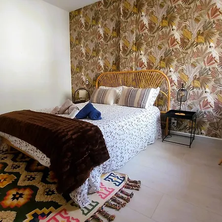 Cozy 2-bed 2-bathroom In Town Centre *