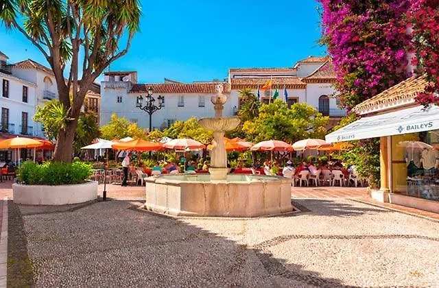 Cozy 2-bed 2-bathroom In Town Centre *