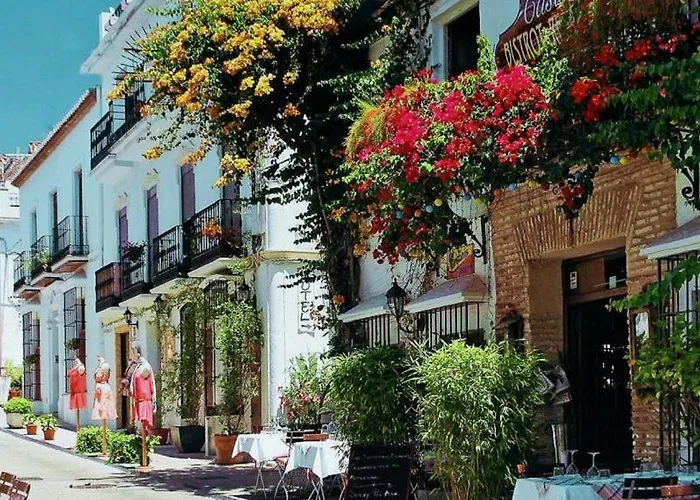 Cozy 2-bed 2-bathroom In Town Centre *