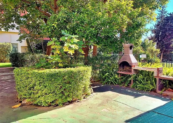 Cozy 2-bed 2-bathroom In Town Centre