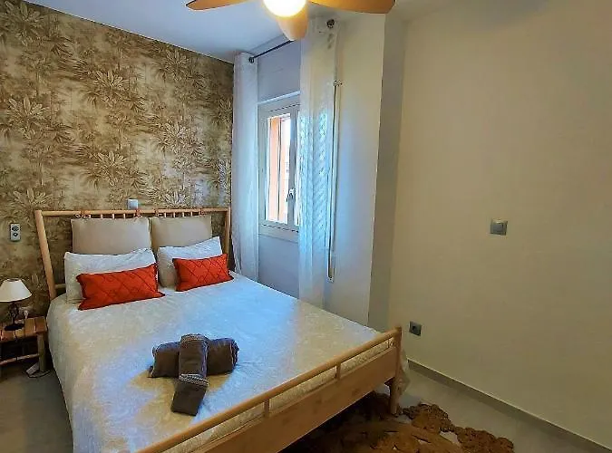 Cozy 2-bed 2-bathroom In Town Centre *