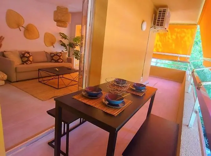 Cozy 2-bed 2-bathroom In Town Centre