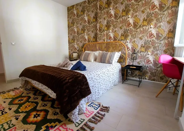 Cozy 2-bed 2-bathroom In Town Centre *